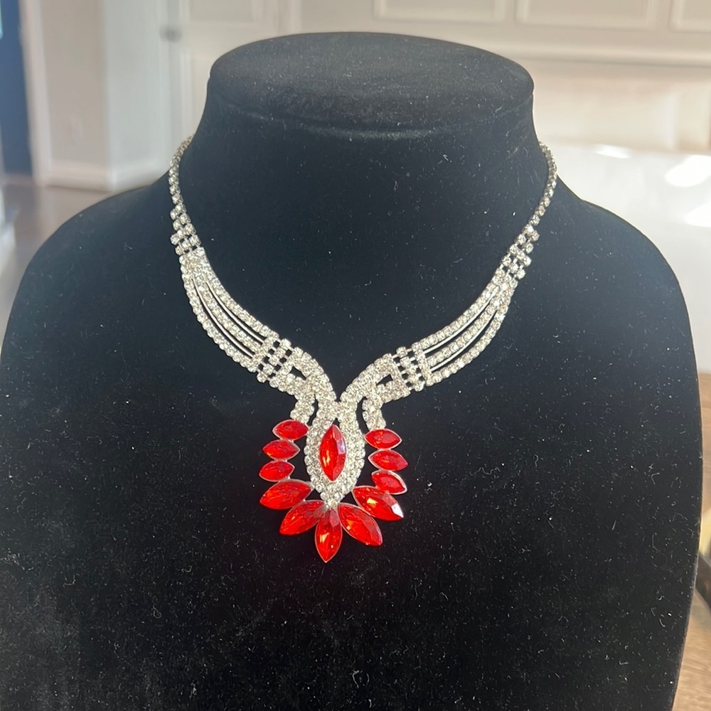 EMBELISHED NECKLACE